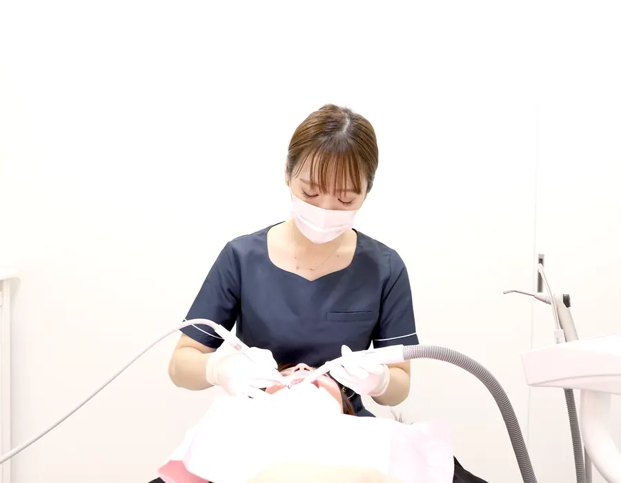 患者に処置を行う女性スタッフ