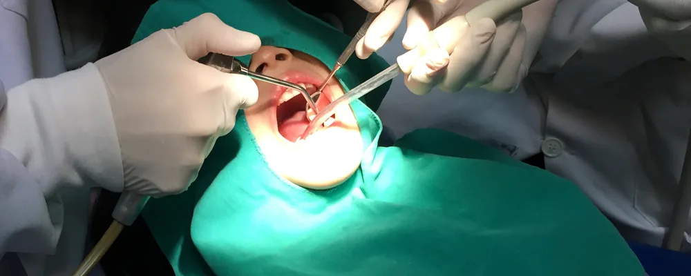 歯科医師が子どもの口の中を器具で確かめている治療中の様子｜マルイ錦糸町シティデンタルクリニック