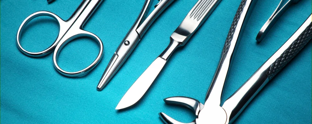 口腔外科の診察・処置に使う器具を並べたトレー｜マルイ錦糸町シティデンタルクリニック
